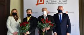 Zdjęcie grupowe, uhonorowani pracownicy Muzeum Lubuskiego wraz z wojewodą oraz dyrektorem Muzeum