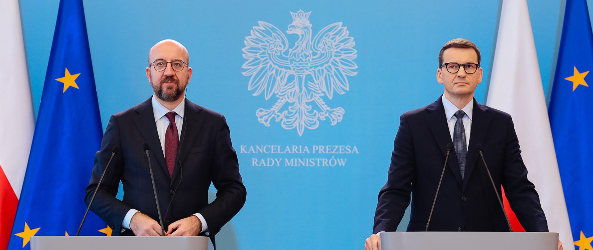 Premier Mateusz Morawiecki i przewodniczący Rady Europejskiej Charles Michel podczas wspólnej konferencji prasowej.
