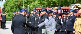 Powiatowe obchody Dnia Strażaka w Namysłowie. Na zdjęciu wyróżnieni funkcjonariusze Policji, Ochotniczej i Państwowej Straży Pożarnej.