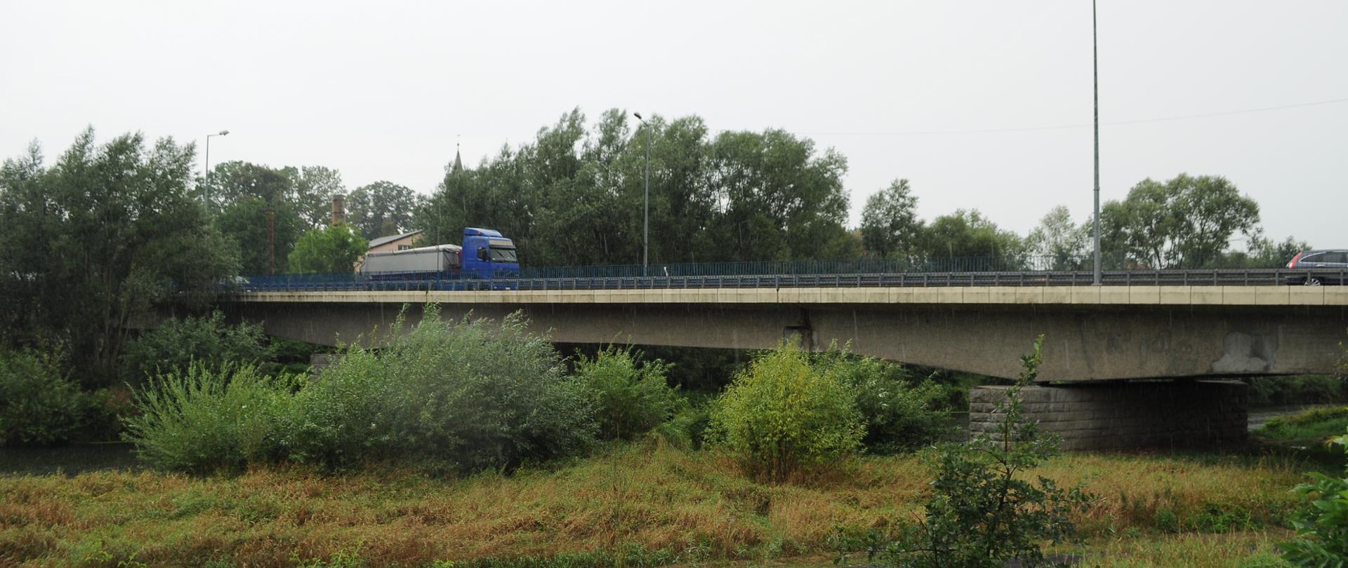 NA zdjęciu widać most w Bolesławcu, po którym jadą samochody. 