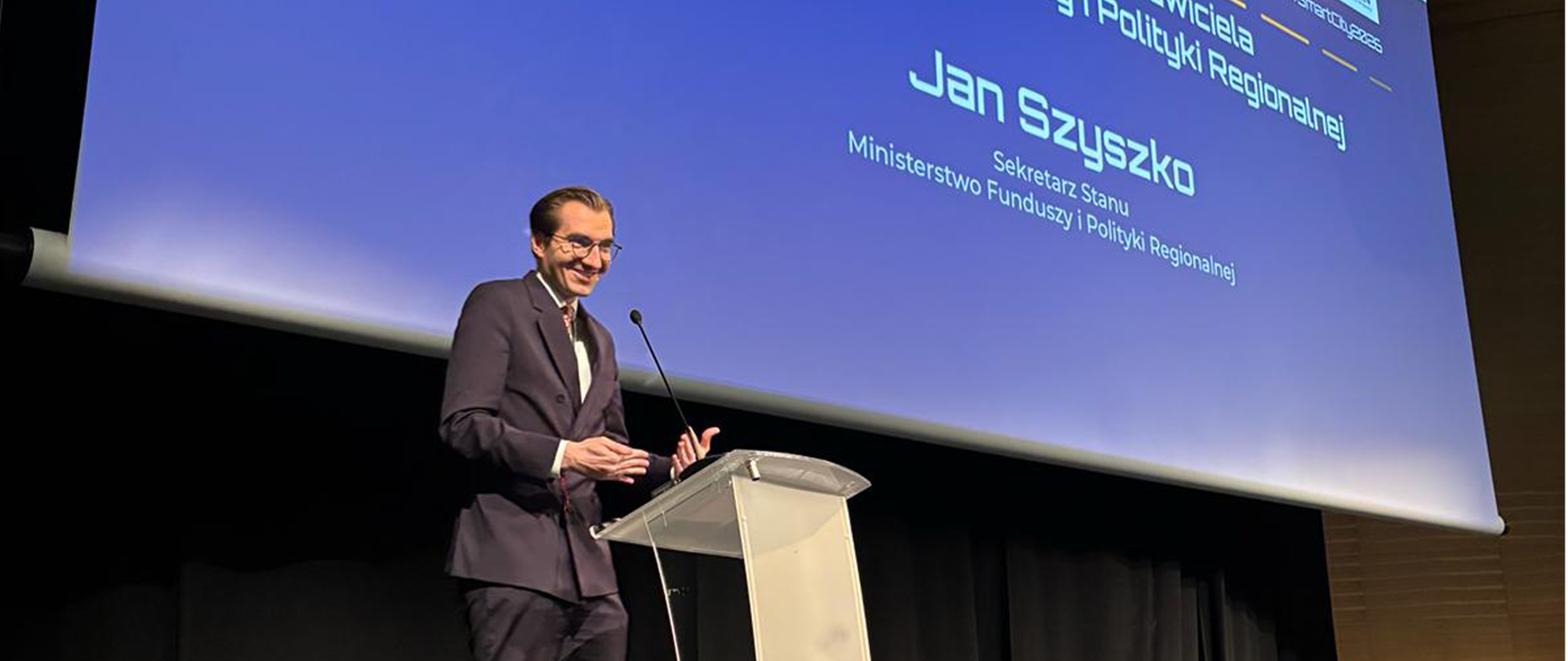 Wiceminister Jan Szyszko na scenie w mównicy