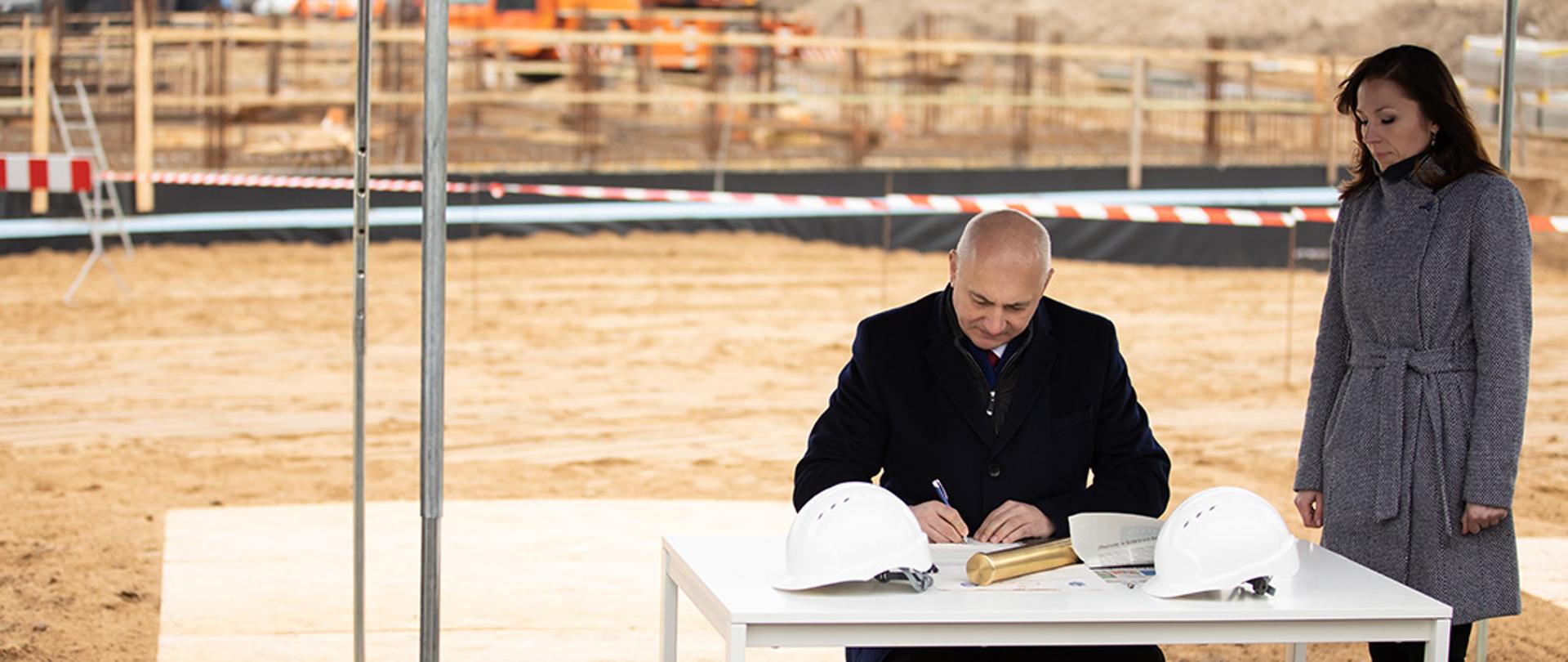 Minister Joachim Brudziński podczas uroczystości wmurowania aktu erekcyjnego pod budowę nowej siedziby Komendy Powiatowej Policji w Świdwinie