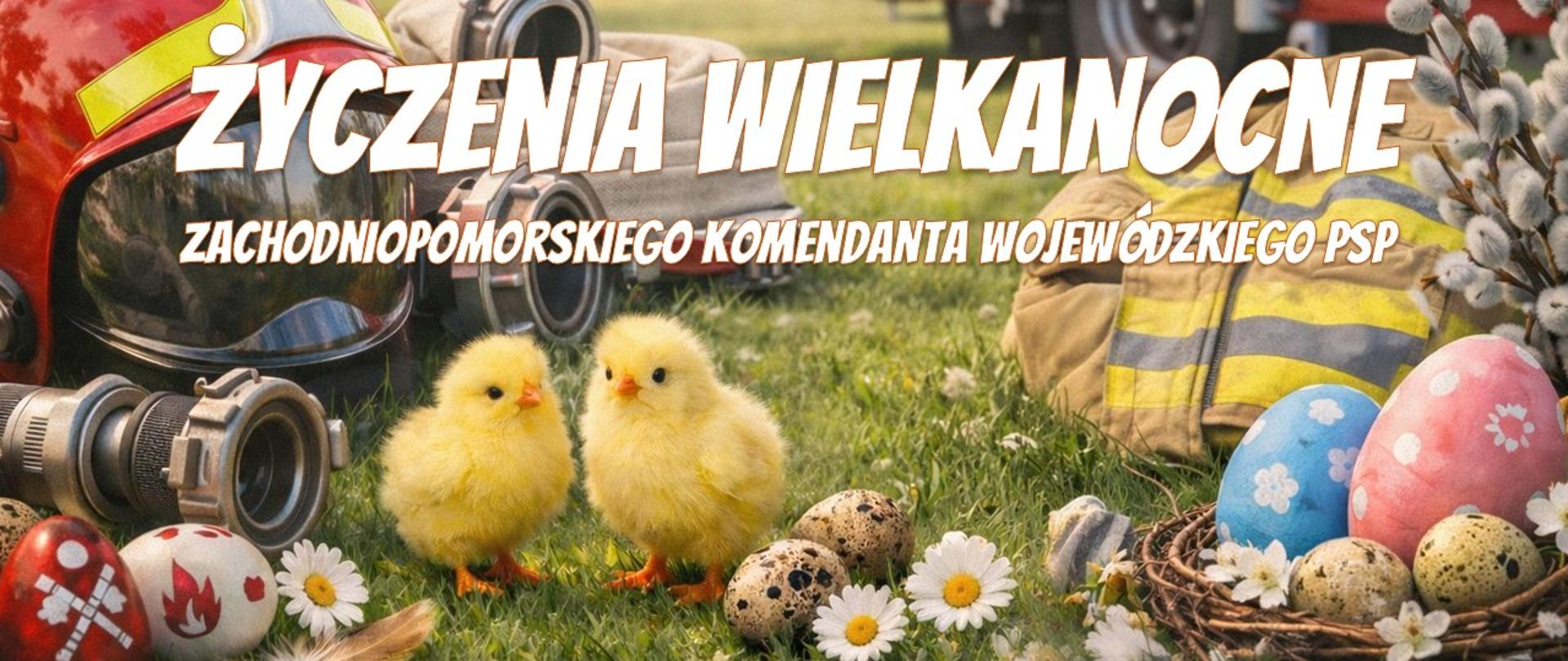 Na trawie, w słoneczny dzień, stoją dwa małe, żółte kurczaczki, zwrócone do siebie. Obok nich leżą kolorowe, ozdobione jajka wielkanocne oraz kilka naturalnych jaj w gniazdku z gałązek. Wokół znajdują się białe kwiaty i piórka.
Po lewej stronie widoczny jest czerwony hełm strażacki oraz zwinięty wąż gaśniczy z metalowymi końcówkami. W tle stoi czerwony wóz strażacki. Po prawej stronie leży kurtka strażacka w kolorze beżowym z żółtymi, odblaskowymi pasami.
Scena łączy elementy związane ze strażą pożarną i Wielkanocą, tworząc kontrast między sprzętem ratowniczym a wiosenną, świąteczną dekoracją.