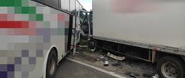 Kolizja autobusu z samochodem ciężarowym