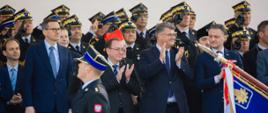 Premier Mateusz Morawiecki podczas centralnych obchodów Dnia Strażaka 2023 r. na placu Marszałka Józefa Piłsudskiego w Warszawie.