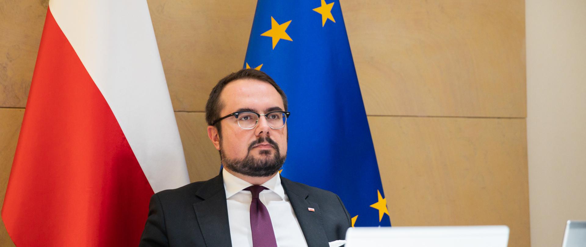 Minister Paweł Jabłoński podczas wideokonferencji ministrów ds. współpracy rozwojowej państw UE 