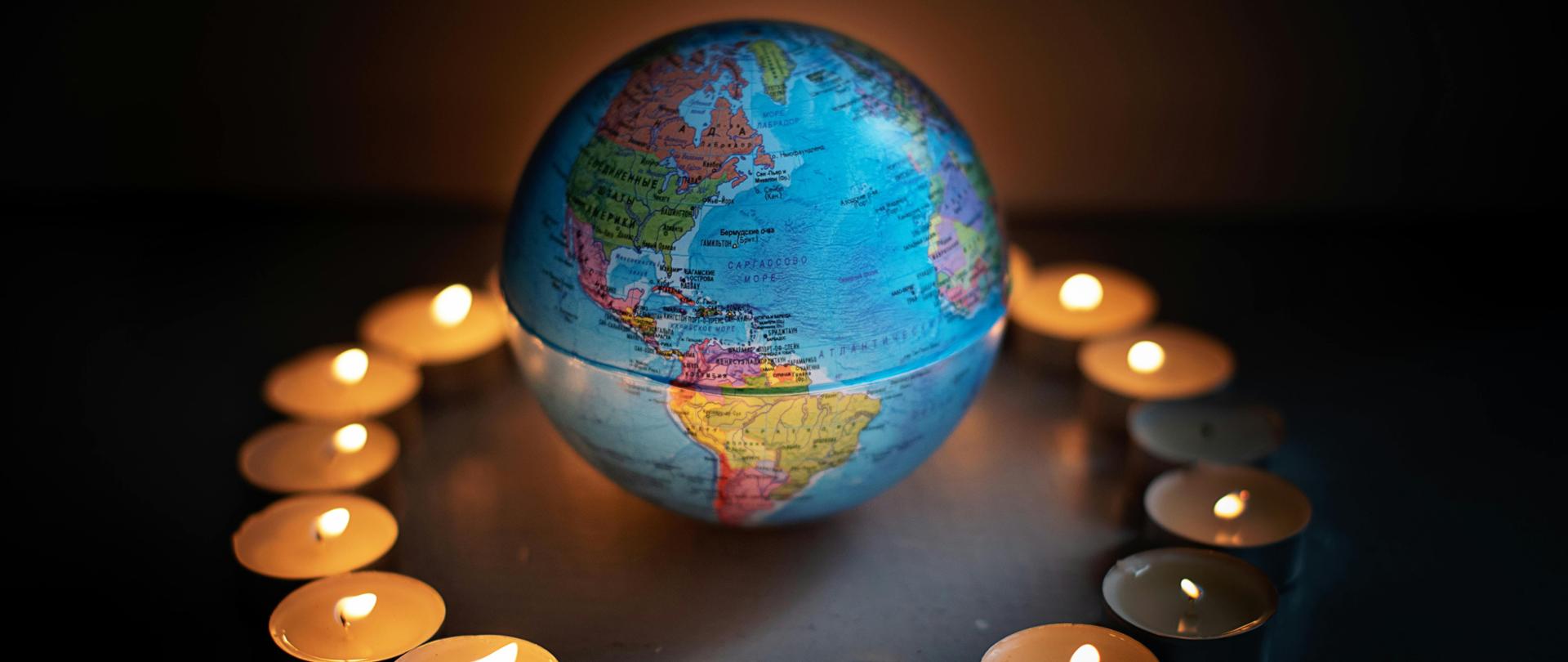 Kula ziemska z ułożonymi dookoła świeczkami.