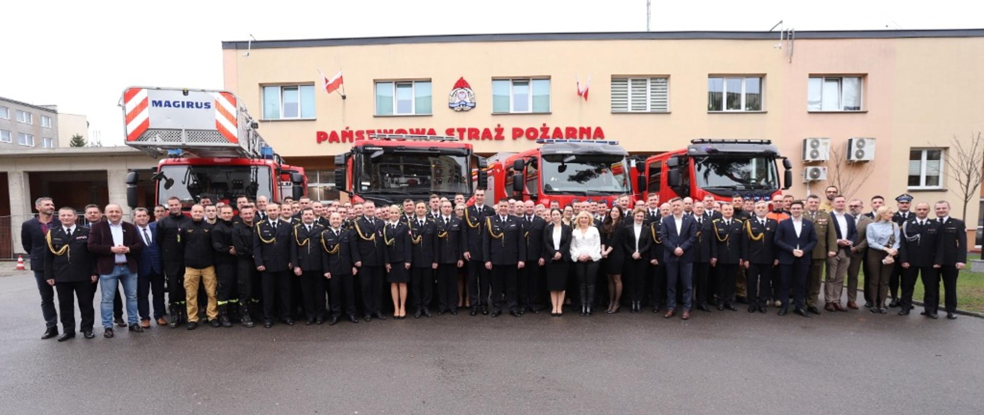 Zdjęcie grupowe z przekazania obowiązków komendanta powiatowego.