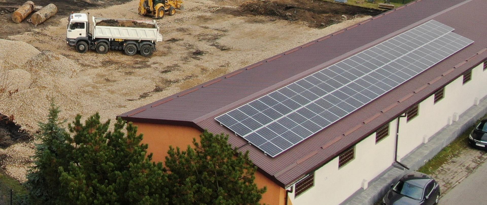 Zdjęcie przedstawia instalację fotowoltaiczną znajdującą się dachu jednego z garaży Komendy Powiatowej PSP w Myszkowie. Widok z góry. 