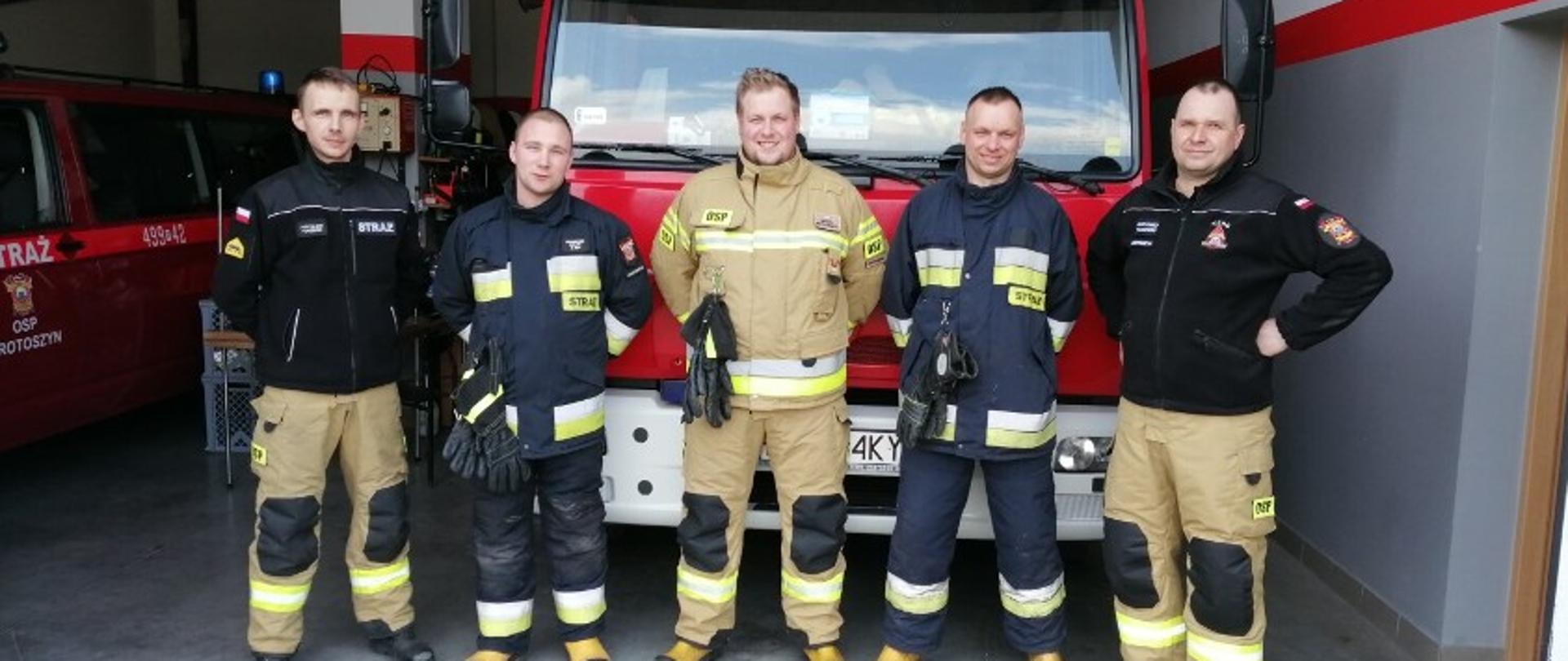 Zdjęcie przedstawia strażaków z jednostki OSP Krotoszyn na tle samochodu pożarniczego 