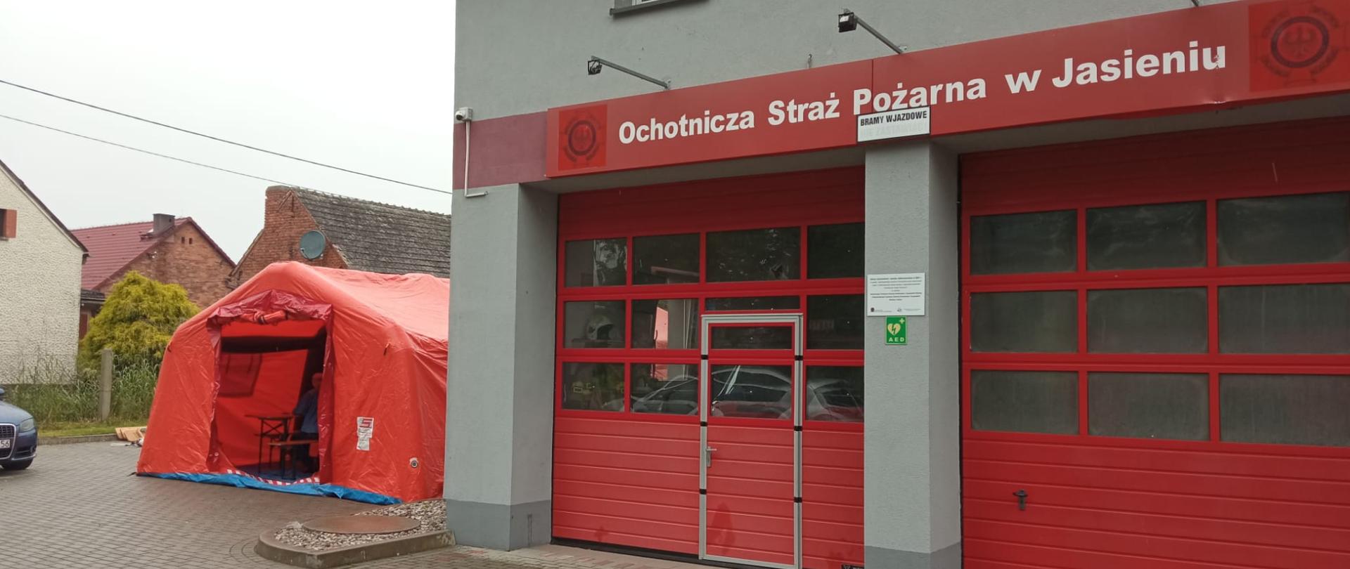 Zdjęcie przedstawia realizację Tymczasowego Punktu Szczepień zrealizowanego przez jednostkę OSP w ramach programu #SzczepimySię z OSP.