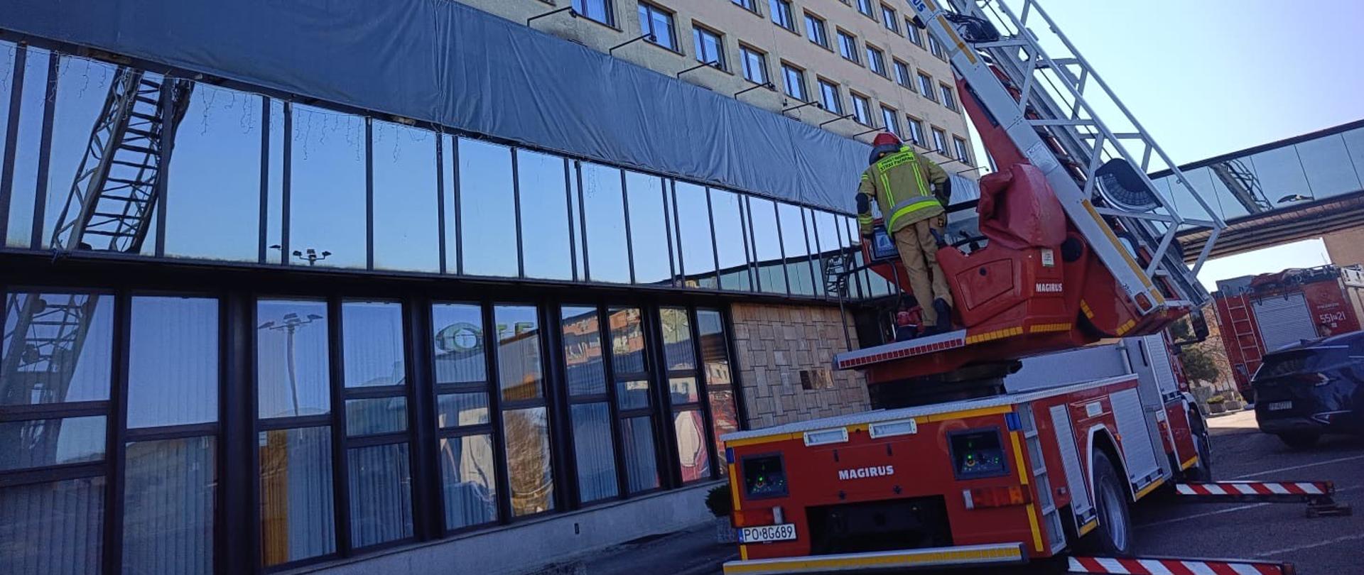 Strażacy podczas rozpoznania operacyjnego obiektu.