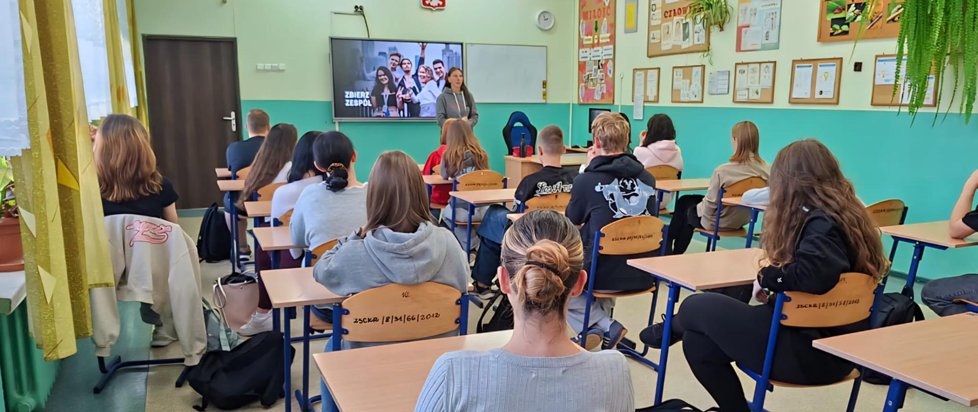 Spotkanie młodzieży z ambasadorem Fundacji „Zwolnieni z Teorii”