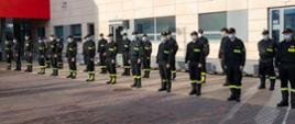 Na zdjęciu grupa 30 strażaków w dwuszeregu.