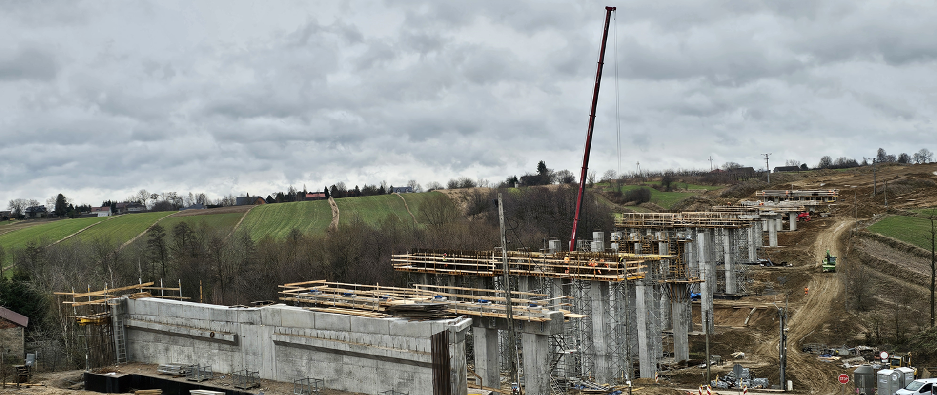 Budowa obwodnicy Opatowa - roboty przy estakadzie, zabetonowane filary, zbrojenia, rusztowania
