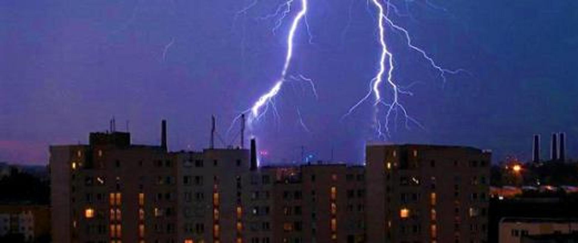 Na zdjęciu widok budynków miasta podczas błyskawic porą wieczorną