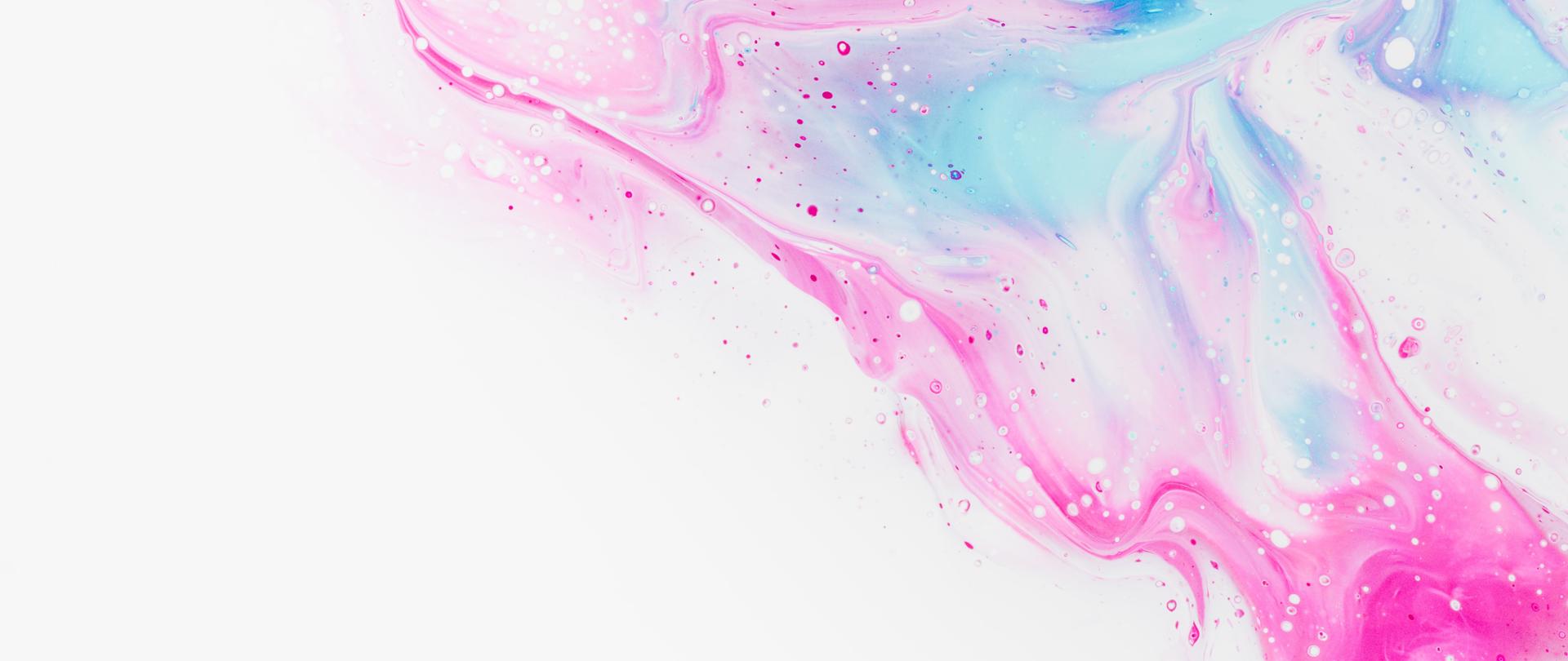 grafika przedstawiające różowe, niebieskie i fioletowe smugi na białym tle usytuowane w prawym, górnym rogu