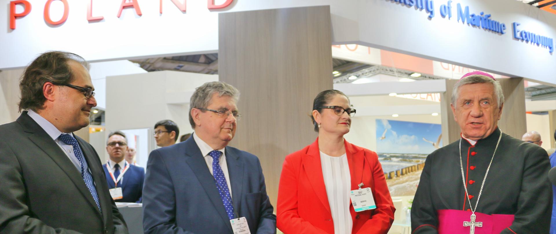 Minister Marek Gróbarczyk, europoseł Czesław Hoc, poseł Dorota Arciszewska-Mielewczyk oraz arcybiskup Andrzej Dzięga otwierają polskie stoisko podczas targów Seafood Global Expo w Brukseli