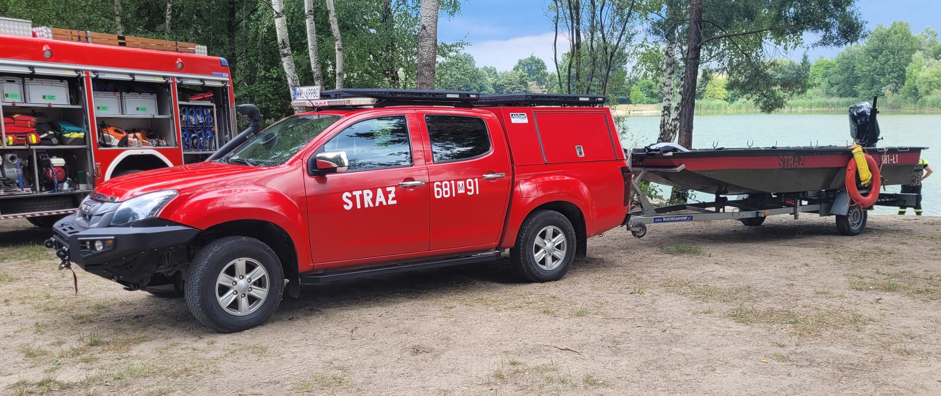 Zdjęcia przedstawiają służby z powiatu wołomińskiego podczas pikniku edukacyjnego w ramach kampanii Bezpieczne Wakacje 2023. Piknik zorganizowana nad akwenem zielonkowskich glinianek. Przy strzeżonym kąpielisku.