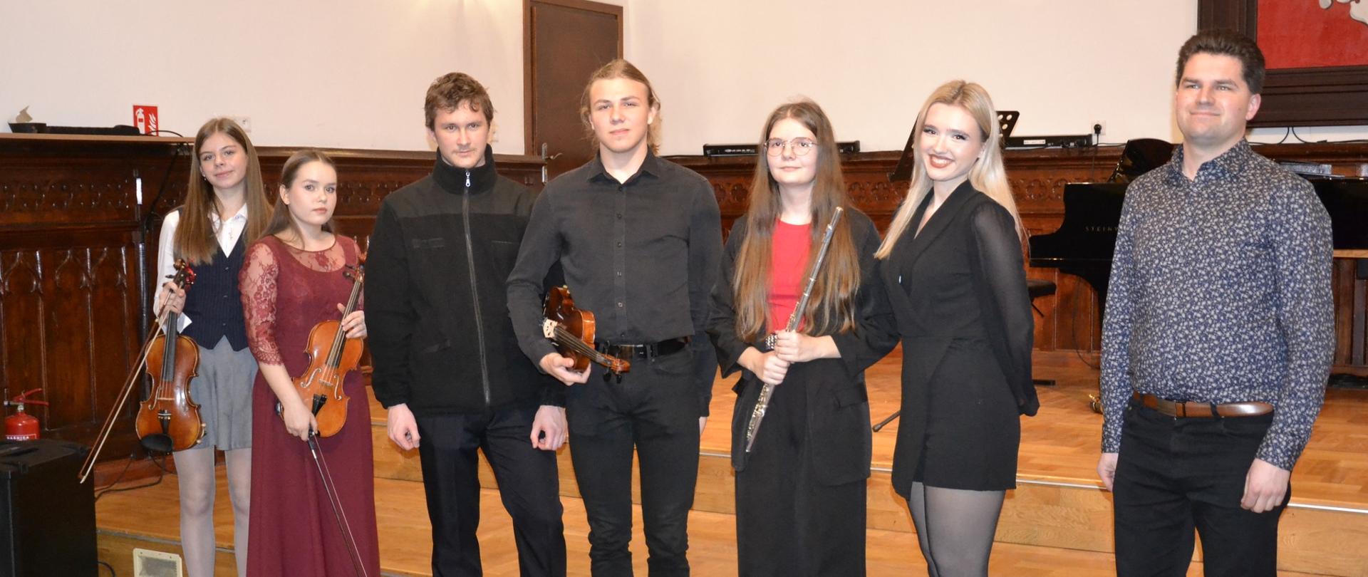 uczniowie klasy III PSM II stopnia podczas koncertu klasowego na Sali Królewskiej PSM Mielec