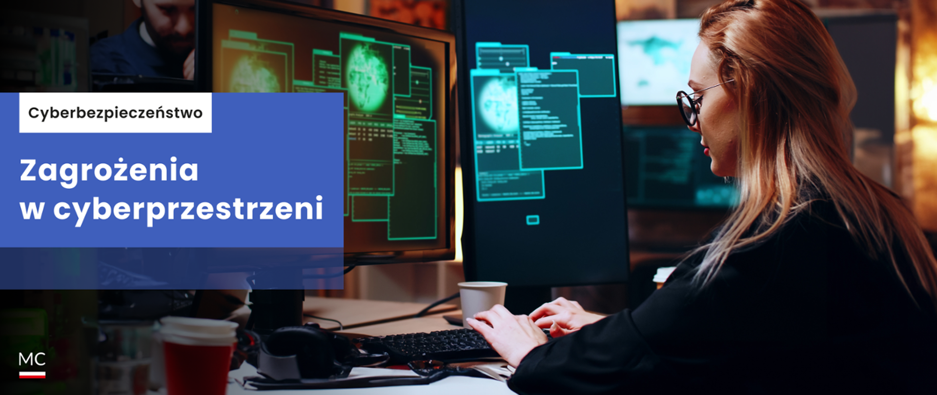 Po lewej stronie napis: Zagrożenia w cyberprzestrzeni. Po prawej zdjęcie kobiety przy komputerze