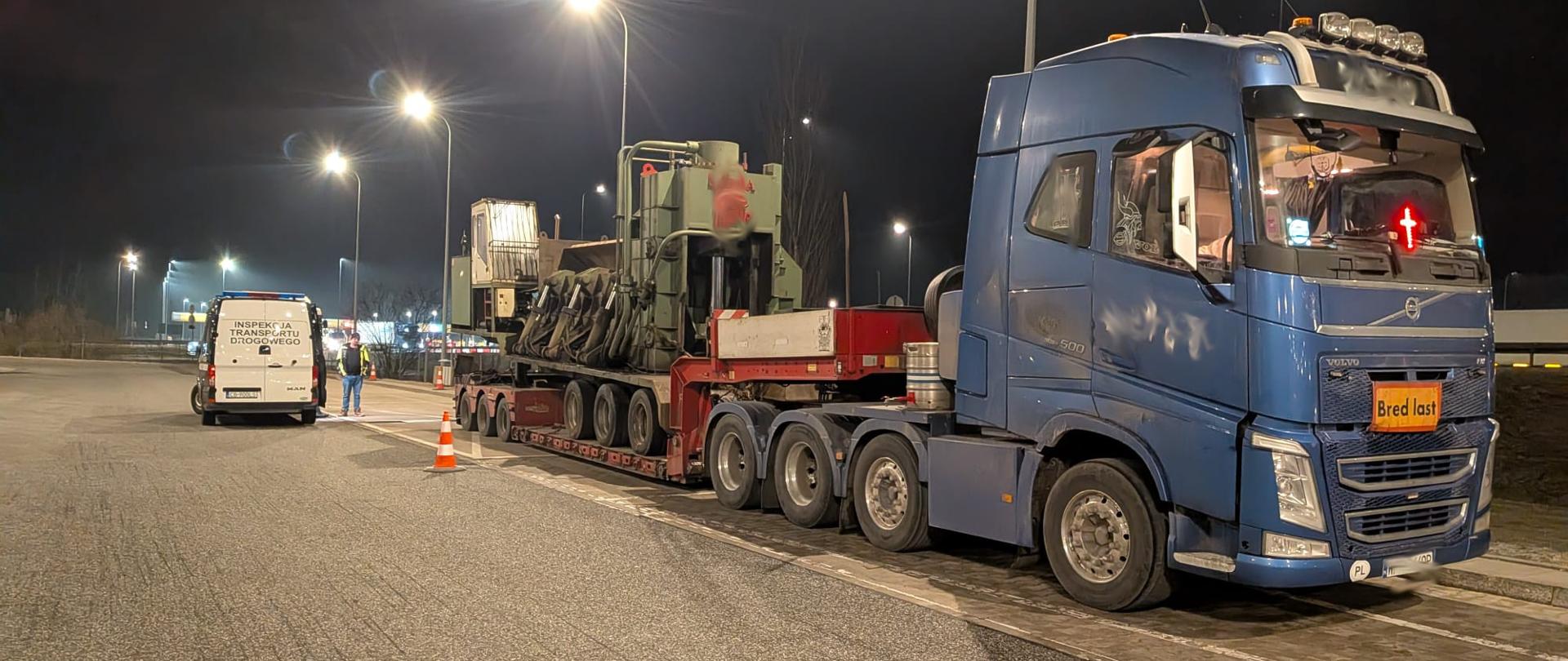 Widok zatrzymanego do kontroli pojazdu nienomatywnego