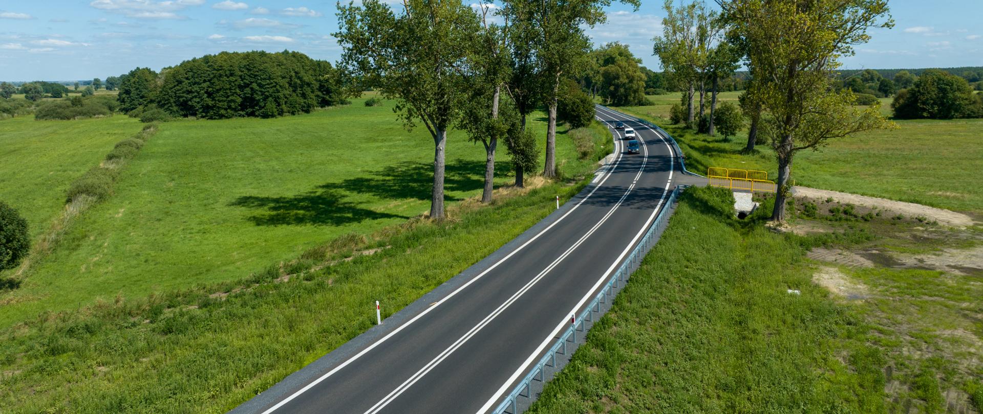  Droga jednojezdniowa w otoczeniu zieleni