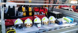 Poukładany sprzęt dla straży pożarnej na przyczepce