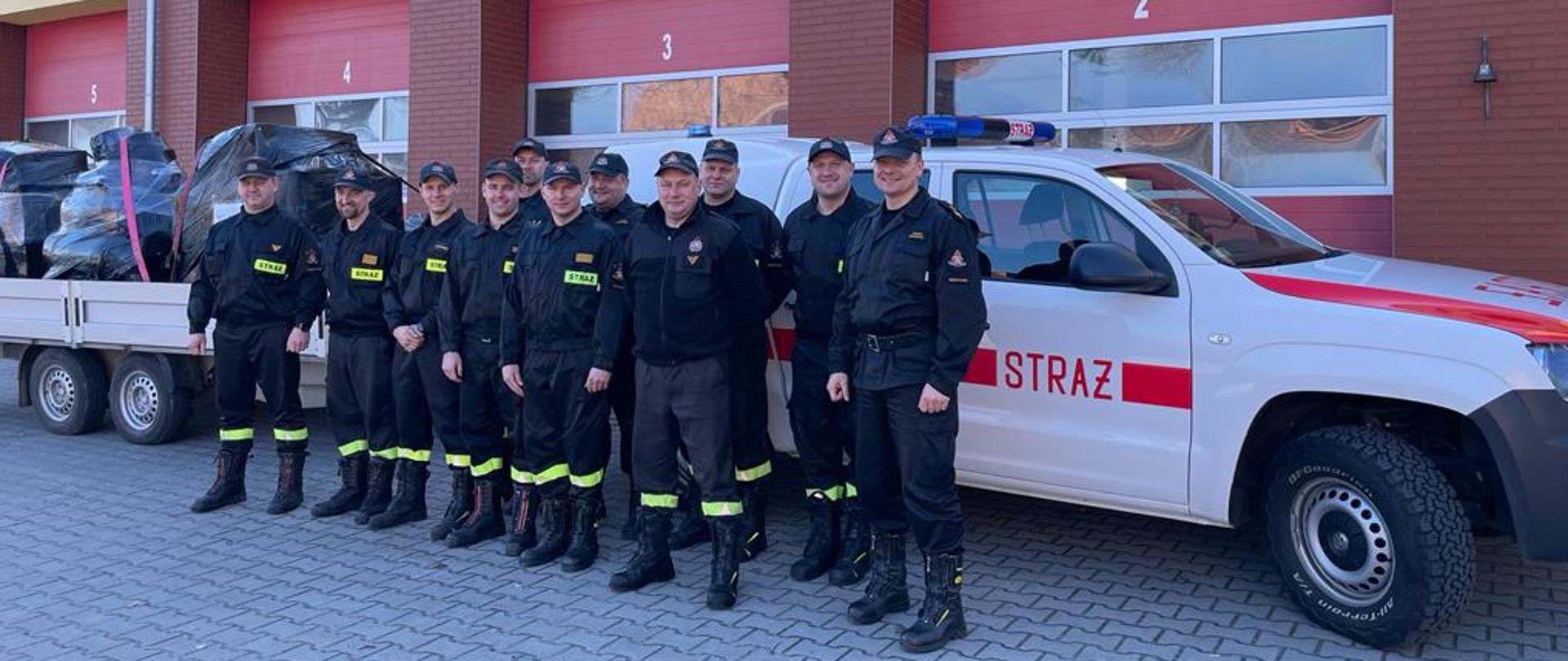 Na zdjęciu widzimy strażaków z KP PSP Międzychód wraz z Zastępcą Komendanta Powiatowego przed garażami Jednostki Ratowniczo-Gaśniczej, a w tle pojazd ratowniczo-rozpoznawczy wraz z przyczepą, na której znajduje się sprzęt ratowniczy który trafi do Ukraińskich strażaków.