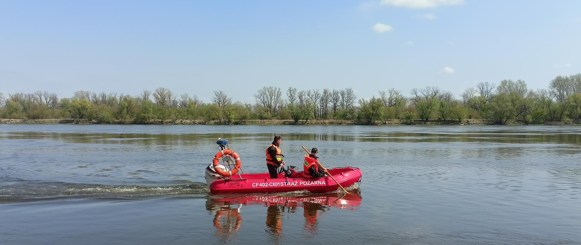 Na zdjęciu widać trzech strażaków znajdujących się w łodzi ratowniczej. Celem strażaków jest patrolowanie lini brzegowej.