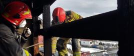 Strażacy prowadzą działania na dachu oraz poddaszu.