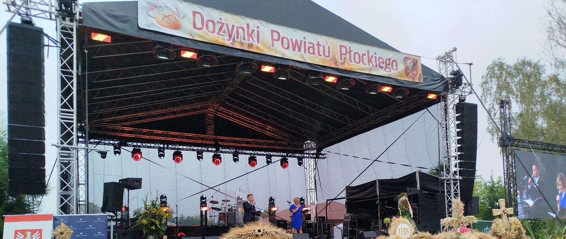 Na zdjęciu widoczna udekorowana scena 