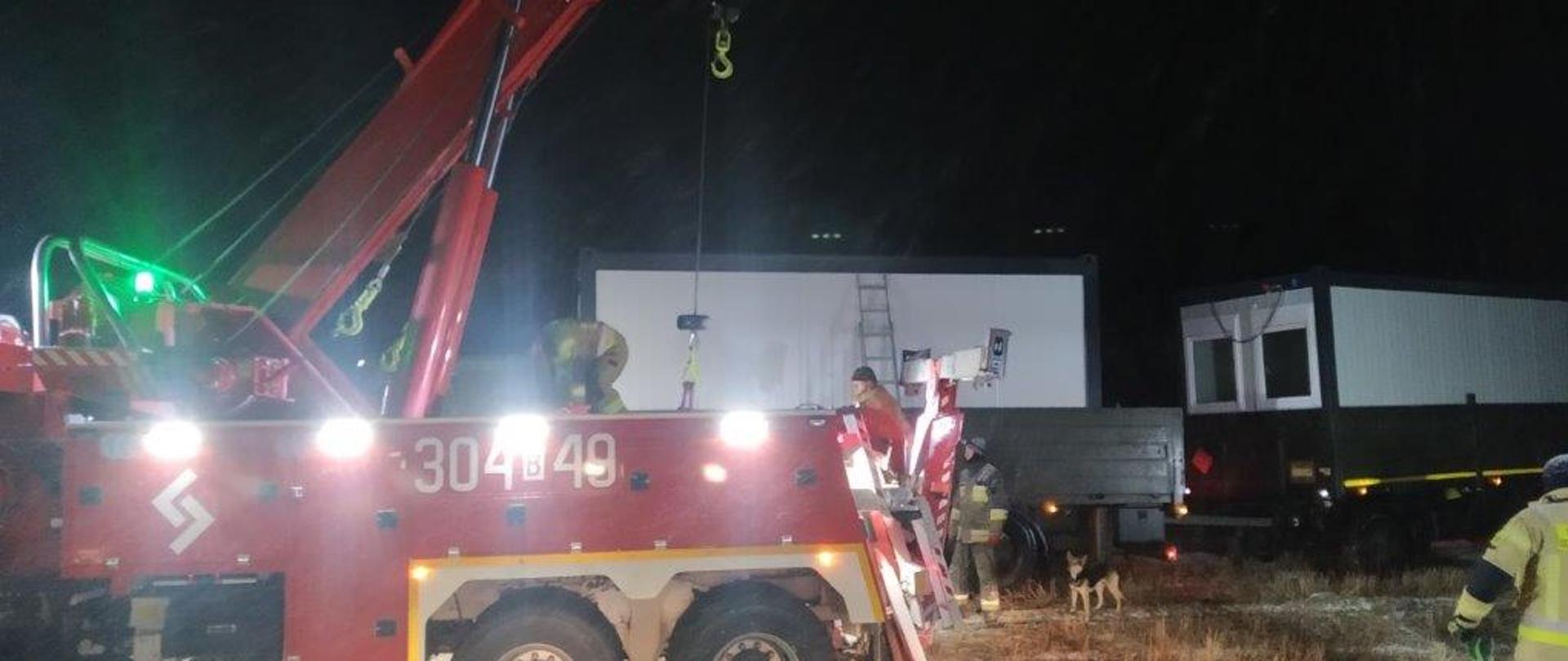 Strażacy sprawiają sprzęt do rozładunku kontenerów