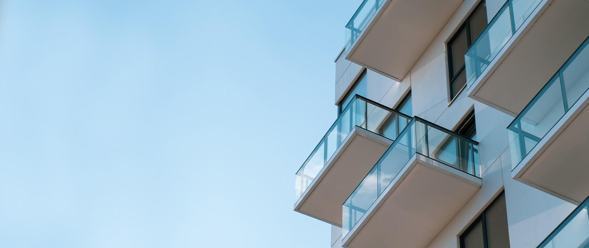 widok na balkony bloku mieszkaniowego