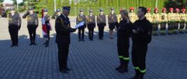 Na zdjęciu strażacy składają ślubowanie przed Komendantem Powiatowym PSP w Lipnie