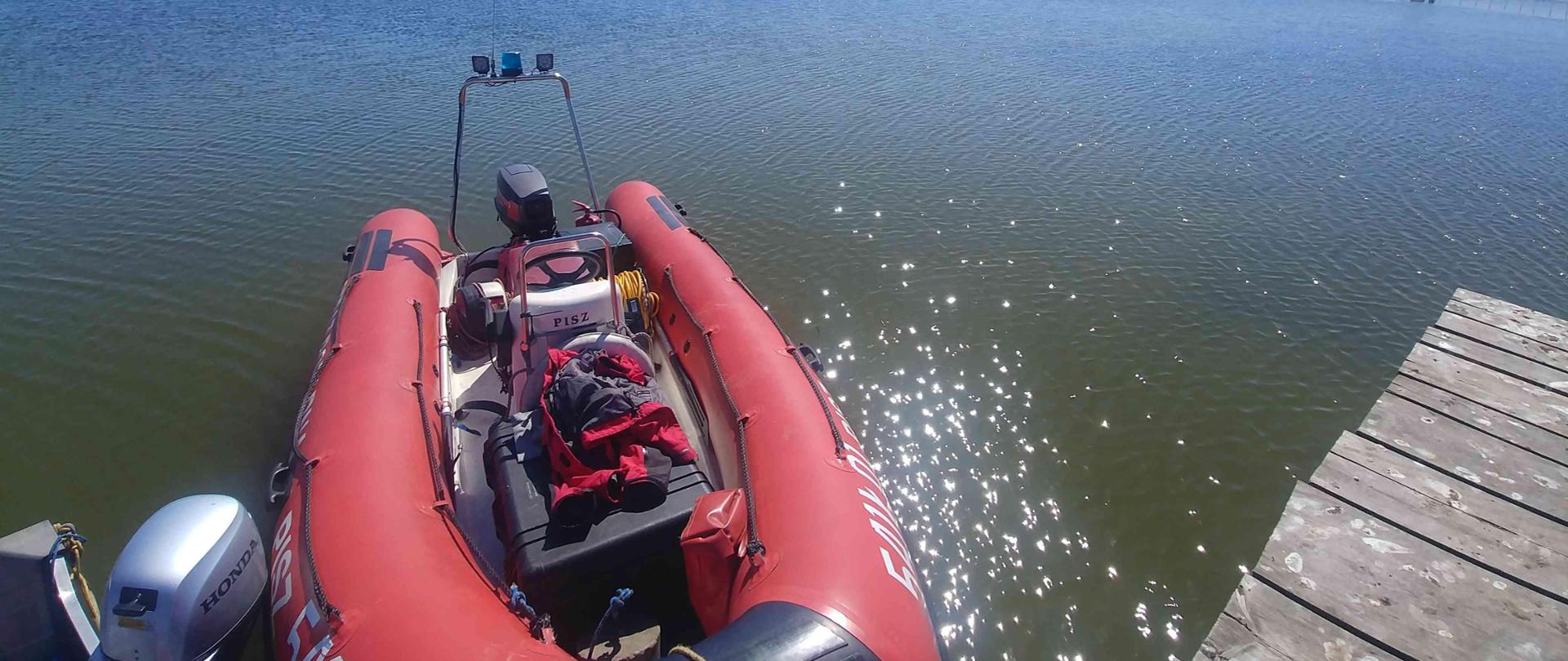 Łódź strażacka stojąca na wodzie