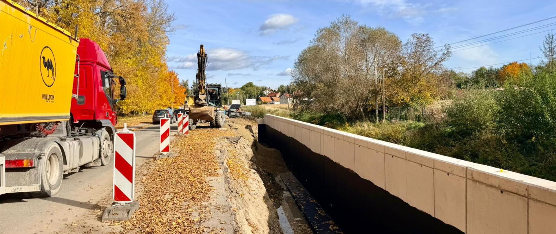 Minister Magdalena Roguska wraz z Moniką Jurek, Wojewodą Opolskim, sprawdzały dziś postęp prac prowadzonych na potoku Biała Woda w gminie Paczków.