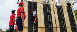 Wspinalnia złożona z czterech torów na których wspinają się zawodniczki w konkurencji wspinania po drabinie hakowej