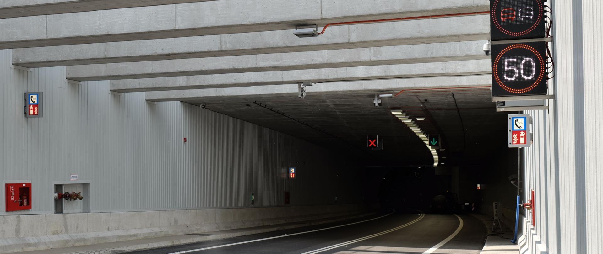 Oznakowanie na wjeździe do tunelu