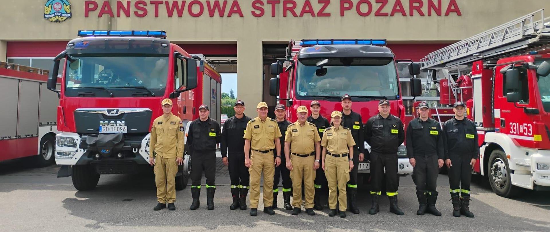 Na zdjęciu Pomorski Komendant Wojewódzki PSP z funkcjonariuszami KP PSP w Pruszczu Gdańskim