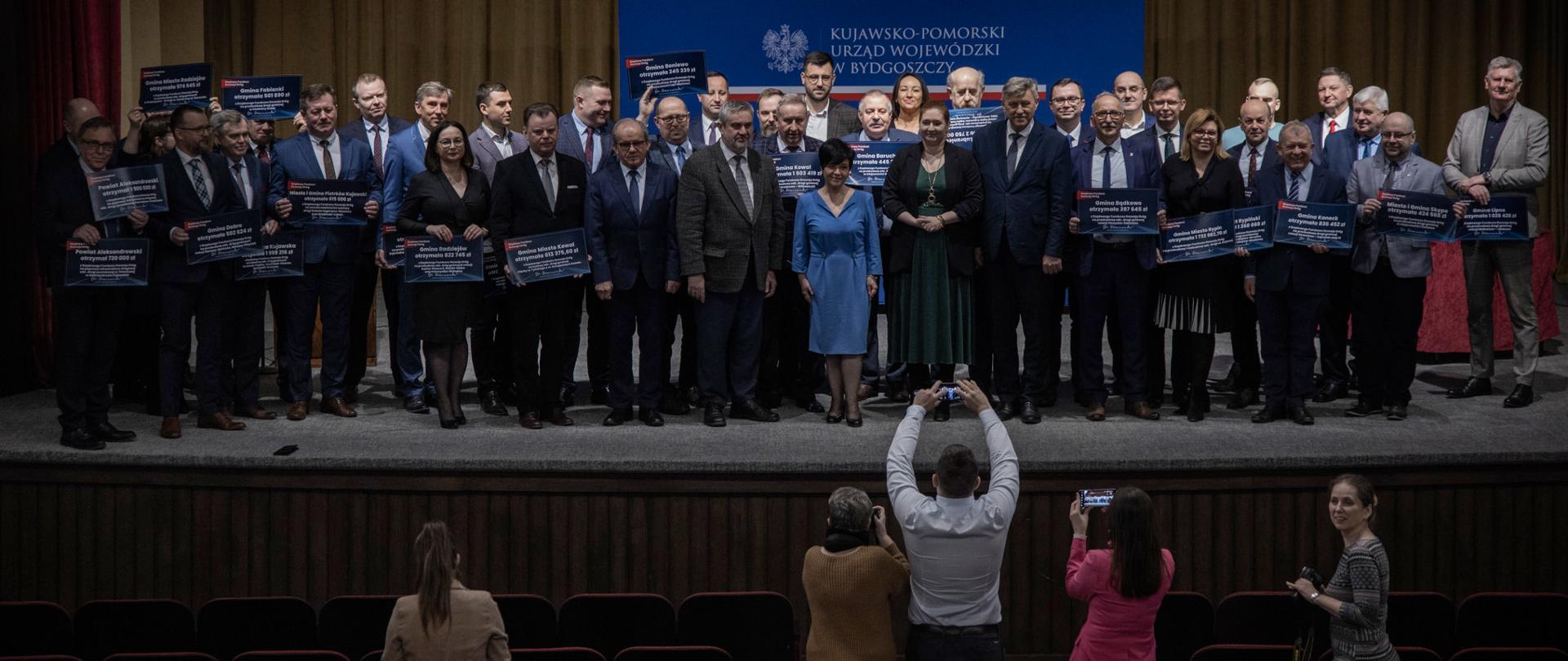 Wiele osób pozujących do zdjęcia