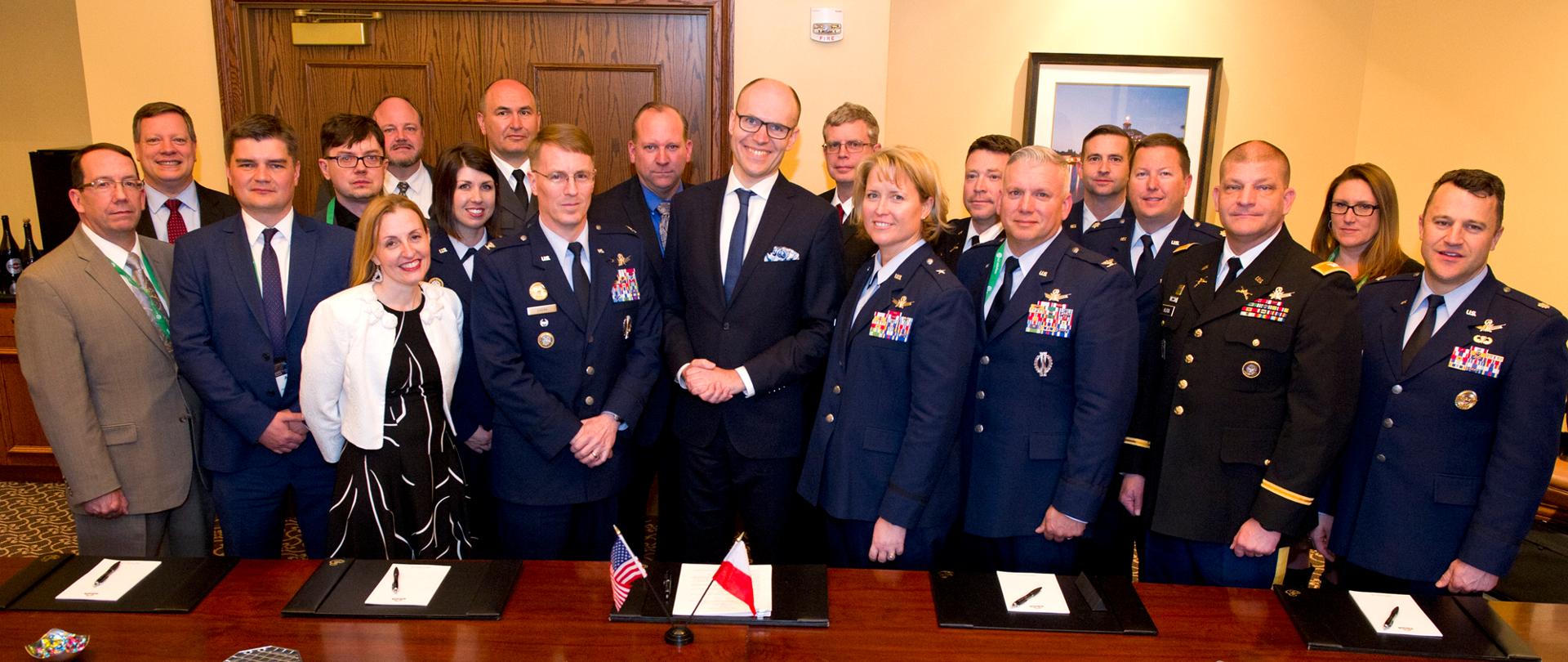 Przedstawiciele PAK i Dowództwa USA stoją przed stołem 