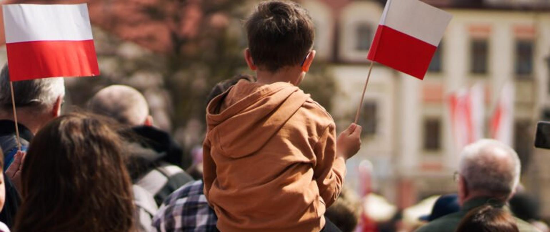 Mieszkańcy Rzeszowa z biało-czerwonymi flagami