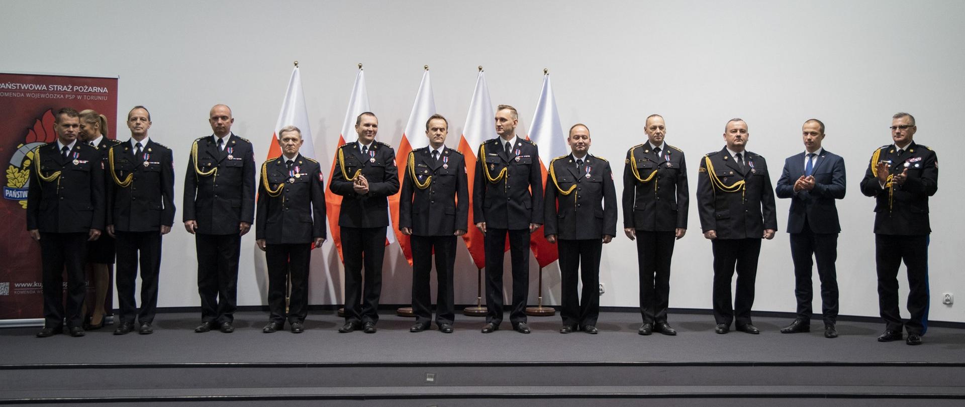 Zdjęcie przedstawia odznaczonych strażaków w mundurach wyjściowych.