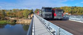 Na moście nad Narwią stoją 32 tonowe ciężarówki - jedna tuż koło drugiej i następnej, poniżej rzeka