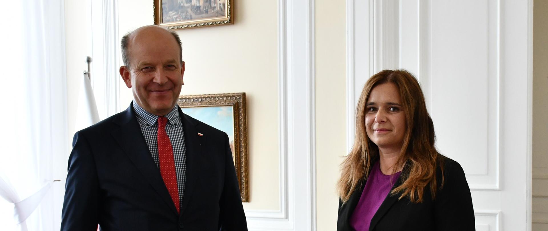 Na zdjęciu widoczna jest kobieta i mężczyzna