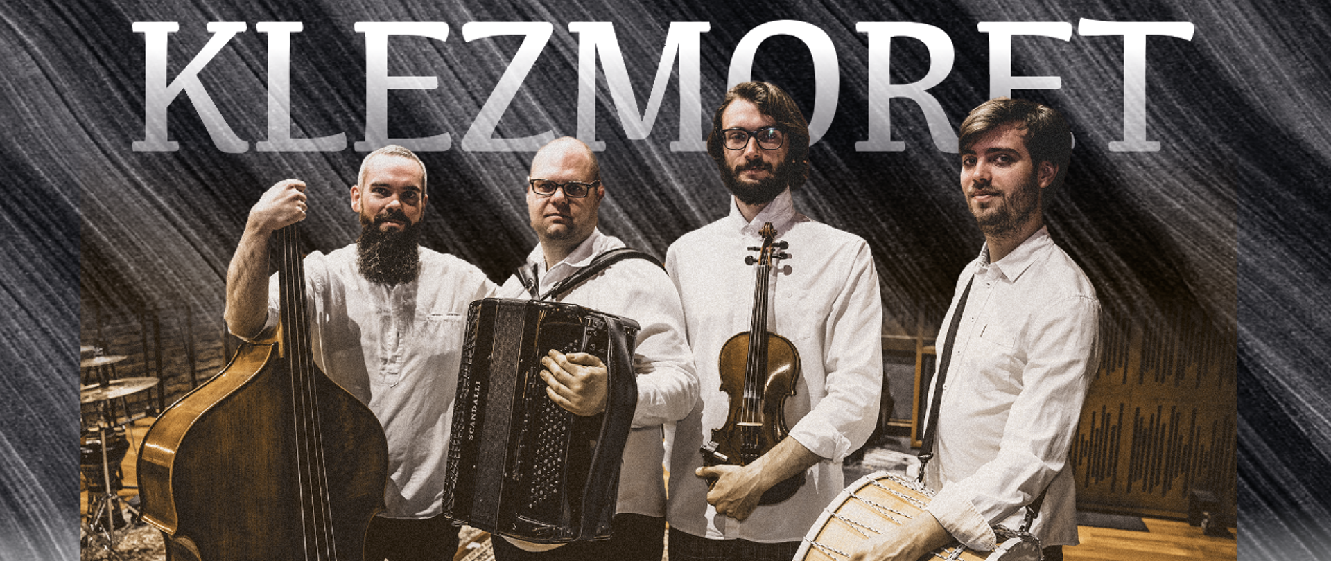 czterech muzyków w białych koszulach stojących z instrumentami, powyżej informacje o koncercie a poniżej logo sponsorów, wszystko na błekitno-szarym pasiastym tle