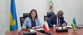 Ministrowie finansów Polski i Rwandy, Magdalena Rzeczkowska oraz Uzziel Ndagijimana, podczas podpisywania porozumienia.