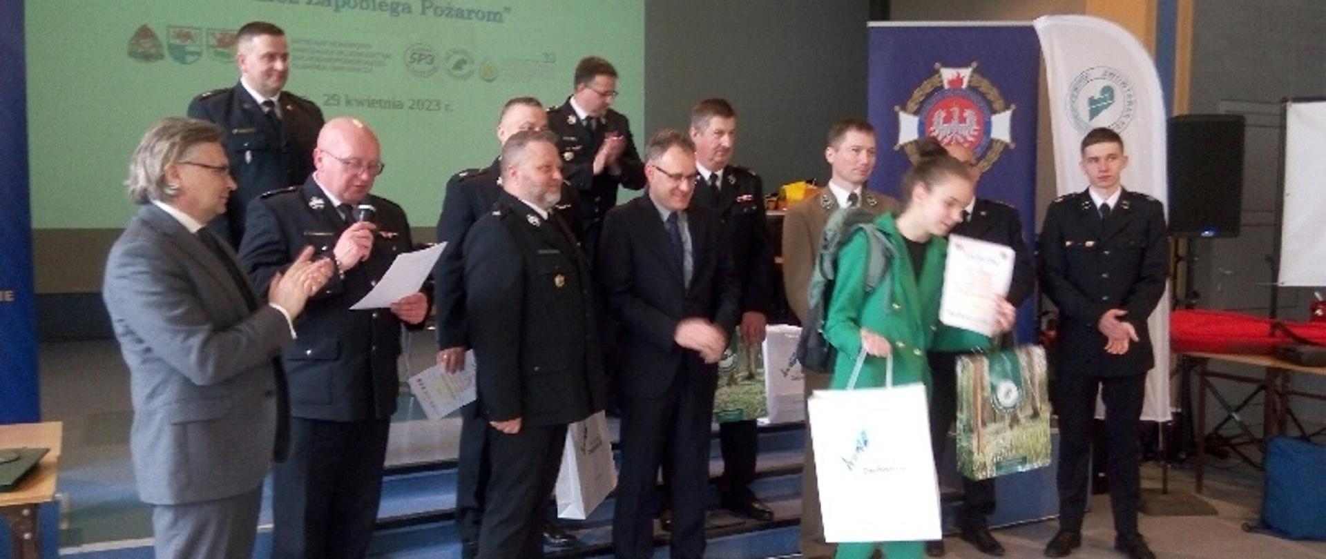 Zdjęcie przedstawia wręczenie nagrody za 2 miejsce podczas OTWP szczebla wojewódzkiego w gryfinie.
