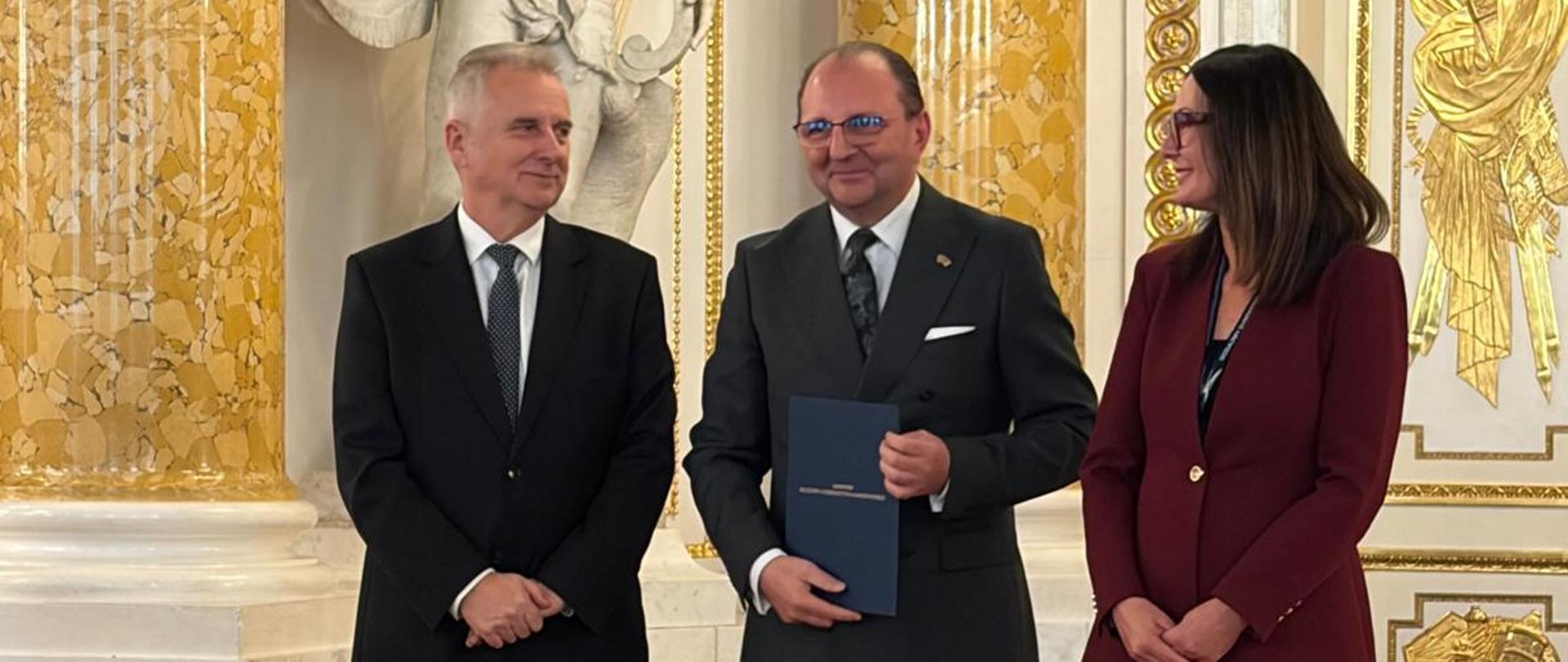 Dyrektor_Dariusz_Baszak_z_nagrodą_MKiDN